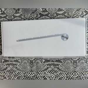 MC184LL/A Apple Wireless keyboard in box, computer laptop accessory